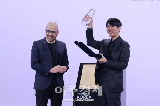 [포토] 감사패 들어보이는 이세돌 9단