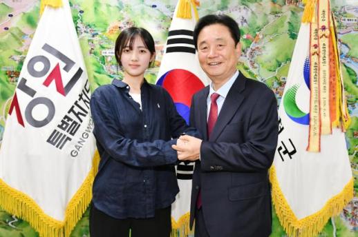 사내면 소녀, 세계로…화천 출신 박채원, 중국 명문 복단대 합격