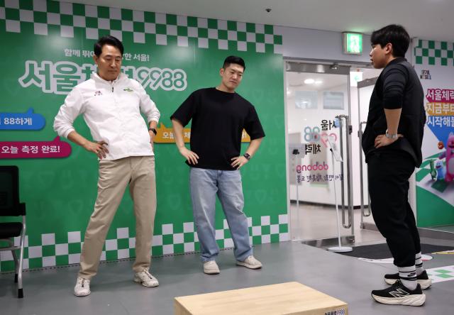 오세훈 국민의힘 서울시장 후보왼쪽와 김재섭 국민의힘 의원가운데이 29일 오전 서울 쌍문동 서울체력 9988 도봉센터에서 체력 측정에 앞서 몸을 풀고 있다 사진연합뉴스