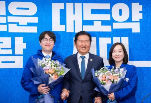 [포토] 파란 점퍼 입은 하정우ㆍ전은수와 함께한 정청래