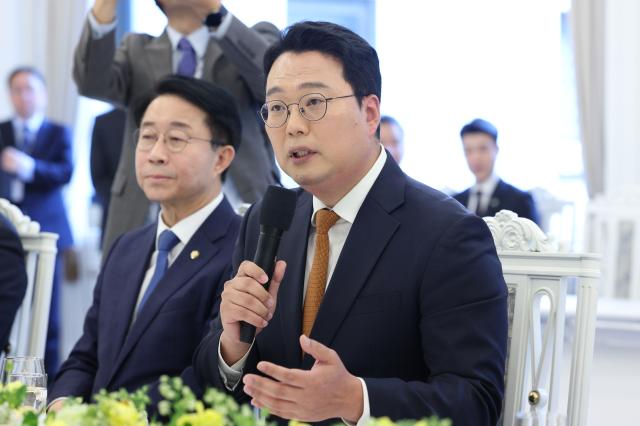 개혁신당 천하람 원내대표가 29일 청와대에서 열린 이재명 대통령과 비교섭단체 및 무소속 의원 오찬에서 인사말을 하고 있다  사진연합뉴스