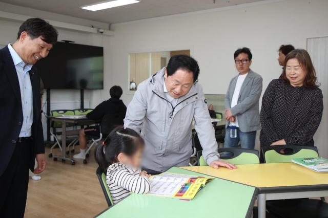 하늘누리지역아동센터 현장 방문한 주광덕 시장 모습 사진남양주시