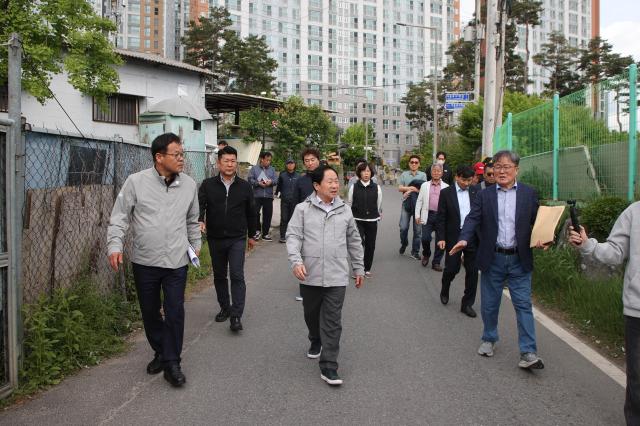 가운고등학교 통학로 도로 개설 사업 현장을 방문한 주광덕 시장 모습 사진남양주시