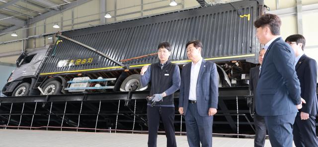 김관영 전북특별자치도지사왼쪽 두 번째가 29일 김제 백구 특장차클러스터 내 특장차 검사지원센터와 자기인증센터를 찾아 운영 현황과 기업 지원 기능을 둘러보고 있다사진전북특별자치도