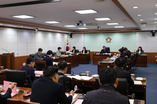 동해시의회가 제361회 임시회를 긴급 소집하고 제1차 예산결산특별위원회를 열고 있다 사진동해시의회