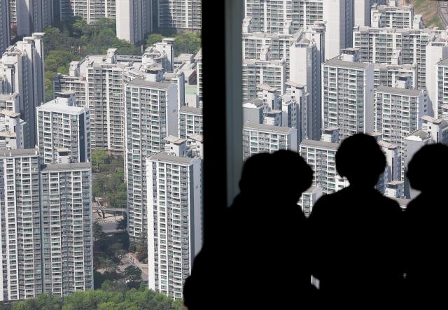 지난 19일 서울 송파구 롯데월드타워에서 바라본 아파트의 모습 사진연합뉴스