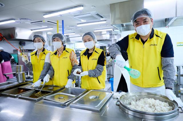 IPARK현대산업개발 임직원들이 광명시립하안노인복지관에서 어르신들을 위한 점심 배식 봉사활동을 진행하고 있다 사진IPARK현대산업개발