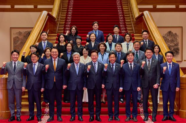 이재명 대통령이 29일 청와대에서 열린 비교섭단체 및 무소속 의원 오찬에 앞서 참석자들과 기념촬영을 하고 있다 사진연합뉴스