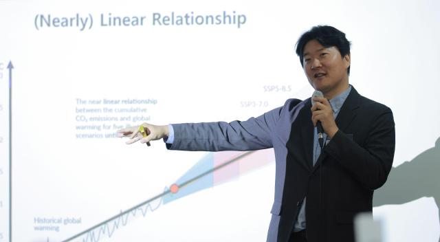 김형준 KAIST 문술미래전략대학원·AI 미래학과 석좌교수가 기후위기와 에너지안보 그리고 대한민국이라는 주제로 발표를 하고 있다 20260429 사진유대길 기자 dbeorlf123ajunewscom
