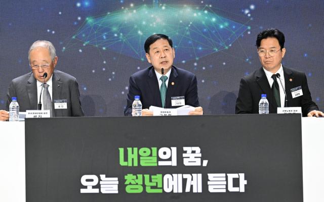 구윤철 부총리 겸 재정경제부 장관가운데이 4월 29일 서울 서초구 aT센터에서 열린 민관합동 청년뉴딜 보고회에 참석 인사말과 함께 청년뉴딜 추진방안을 발표하고 있다 사진재정경제부