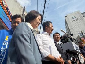 Democratic Party leader Jeong Cheong-rae campaigns in Hanam for Choo Mi-ae and Lee Kwang-jae