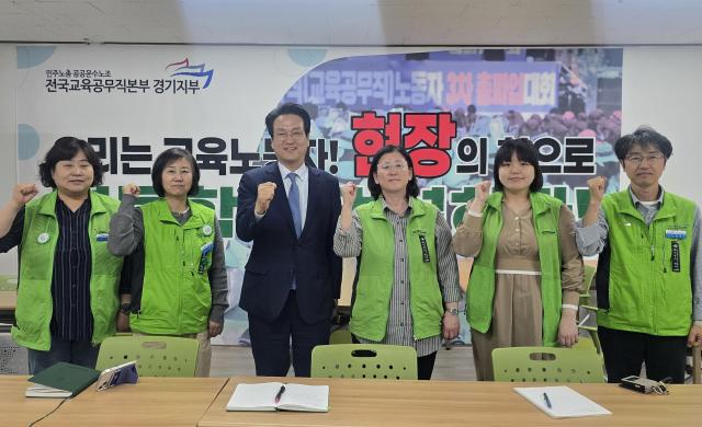 안민석 경기도교육감 민주·진보 단일후보가 교육공무직본부 경기지부 관계자들과 협력과 화합의 뜻을 함께하고 있다 사진안민석 경기도교육감 예비후보 ‘안심캠프’