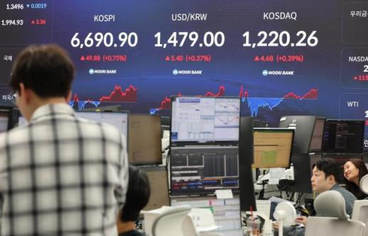 코스피, 6690선 마감…사흘 연속 종가 최고치 경신
