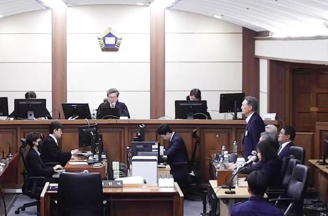 고위공직자범죄수사처 체포방해 등 혐의로 기소된 윤석열 전 대통령이 29일 서울 서초구 서울고등법원에서 열린 항소심 선고 공판에 출석해 있다 서울고법 내란전담재판부인 형사1부는 이날 특수공무집행방해 직권남용 권리행사방해 등 혐의로 재판에 넘겨진 윤 전 대통령에게 징역 7년을 선고했다 사진연합뉴스