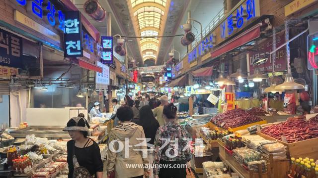 29일 부산 부산진구 부전시장에서 시민들이 장을 보고 있다 사진박종호 기자