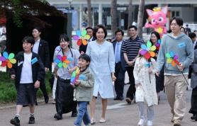 First Lady Kim Hye-kyung Makes Hope Cookies With Children With Glycogen Storage Disease