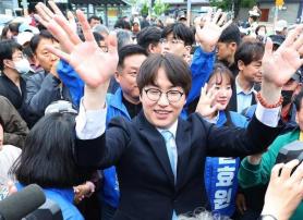 Democratic Party’s Ha Jung-woo Launches Campaign at Busan Market, Meets Han Dong-hoon and Lee Jun-seok