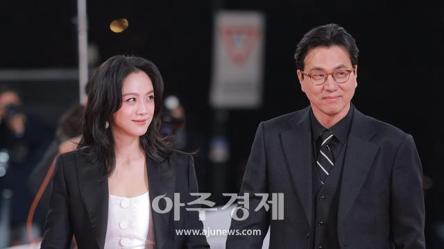 배우 탕웨이와 김태용 감독이 29일 오후 서울 영등포구 여의도 KBS홀에서 열린 제45회 청룡영화상 레드카펫 행사에 참석하고 있다 20241129사진유대길 기자 dbeorlf123ajunewscom