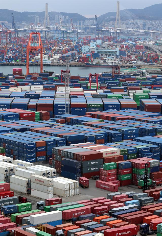 2월 31일 부산항 신선대부두와 감만부두에 컨테이너가 가득 쌓여 있다사진연합뉴스