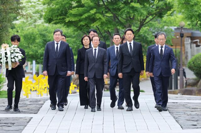 Lee Seok-yeon, chairman of the presidential National Integration Committee, visits Bongha Village in South Gyeongsang Province on the 29th to pay respects at the grave of late President Roh Moo-hyun.