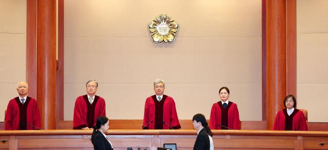 김상환 헌법재판소장을 포함한 헌법재판관들이 대리점거래의 공정화에 관한 법률 부칙 제2조 위헌제청 등의 선고를 위해 29일 서울 종로구 헌법재판소 대심판정으로 들어서 있다 사진연합뉴스