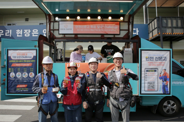 서울역북부역세권 현장 직원들과 근로자들이 푸드트럭 앞에서 기념촬영을 하고 있다 사진한화 건설부문