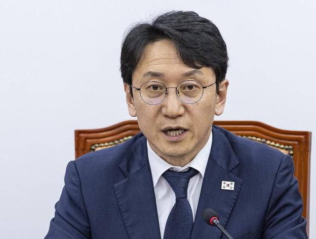 천준호 더불어민주당 원내대표 직무대행이 30일 국회에서 열린 정책조정회의에서 정치권에서 추진중인 개헌과 관련해 당론으로 개헌을 반대하고 있는 국민의힘을 비판하는 발언을 하고 있다