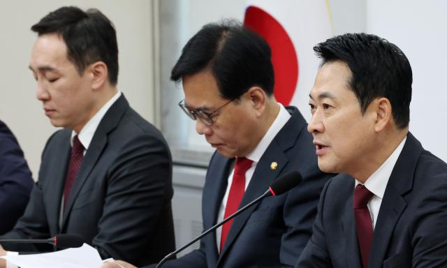 장동혁 국민의힘 대표오른쪽가 30일 국회에서 열린 최고위원회의에서 발언하고 있다 사진연합뉴스