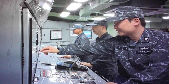 해군이 양만춘함 통합기관제어체계 장비를 운용하는 모습사진한화시스템