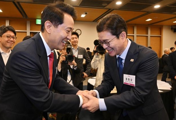 [포토] 인사 나누는 오세훈·정원오 서울시장 후보