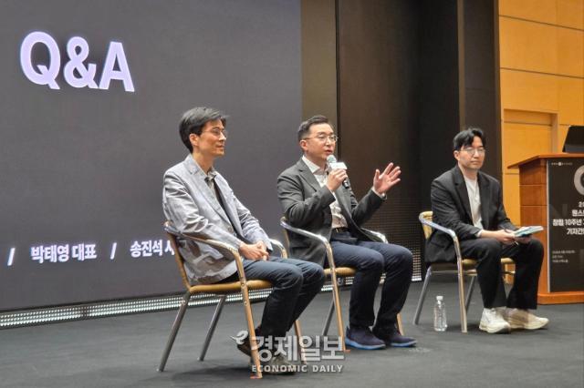 윤철진 원스토어 CBO 박태영 원스토어 대표 송진석 원스토어 사업전략실장이 기자간담회에서 QA를 진행하고 있다 사진류청빛 기자