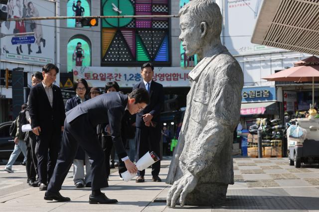 정원오 더불어민주당 서울시장 후보가 30일 서울 종로구 전태일동상을 찾아 전태일 열사를 추모하며 헌화하고 있다 사진연합뉴스