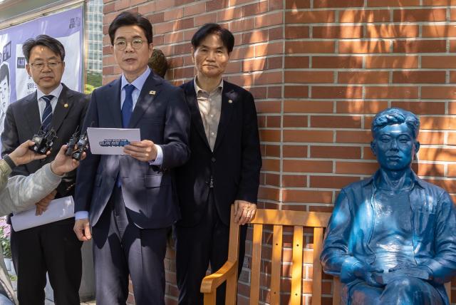 정원오 더불어민주당 서울시장 후보왼쪽 2번가 30일 오전 서울 종로구 청계천로 전태일기념관 앞에서 노동공약 발표하고 있다 사진정원오 후보 캠프