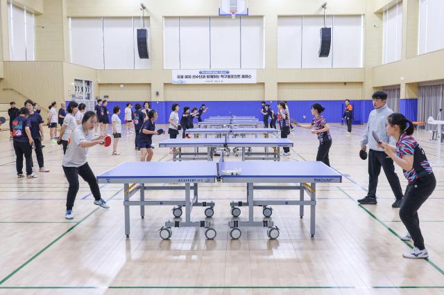 삼척블루파워가 삼척시 체육문화센터에서 ‘포스코인터내셔널 스피너스’ 여자 프로 탁구단을 초청해 시민들과 함께하는 생활체육 활성화 행사를 개최하고 있다 사진삼척블루파워