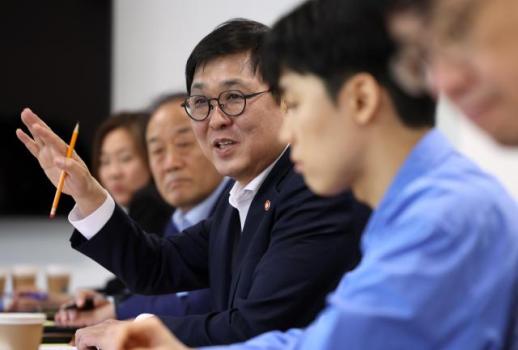 AI에 게임 급변하는데, 규제는 20년전에…최휘영 가이드라도 내야 