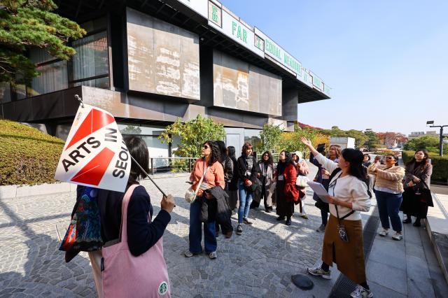 Foreign tourists on a 2025 Seoul arts tourism pilot course join an architecture tour at the Leeum Museum of Art