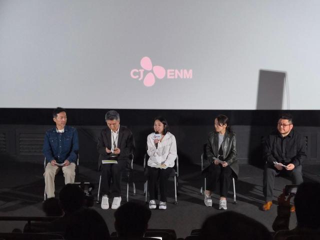 CJ ENM은 30일 용산 아이파크몰 CGV에서 AI로 만든 장편영화 아파트를 최초로 공개했다 사진은 백현정 CJ ENM 콘텐츠이노베이션담당 정창익 CJ ENM AI Studio팀장 안성민 구글 클라우드 커스터머 엔지니어링 디렉터 김신용 배우 한성근 더한필름 대표 등사진백서현 기자 