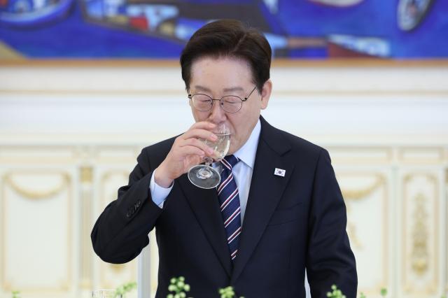 이재명 대통령이 29일 청와대에서 열린 비교섭단체 및 무소속 의원 오찬에서 참석자 발언을 들으며 물을 마시고 있다 사진연합뉴스
