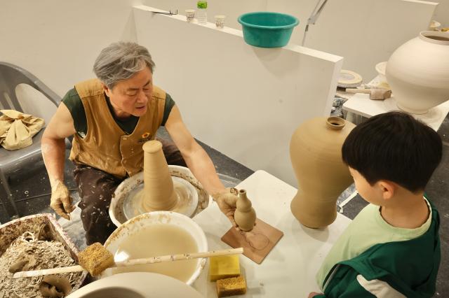 Master craftsman Kwon Tae-young creates a ceramic piece matching a childs drawing and presents it to the child at the Icheon Ceramic Festival held in Sindun-myeon Icheon April 29 2026 AJP Han Jun-gu