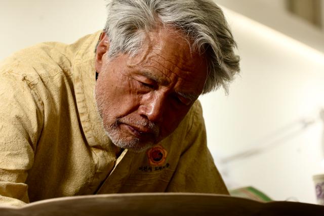 Master craftsman Choi In-gyu carves lotus patterns on ceramics at the Icheon Ceramic Festival held in Sindun-myeon Icheon April 29 2026 AJP Han Jun-gu