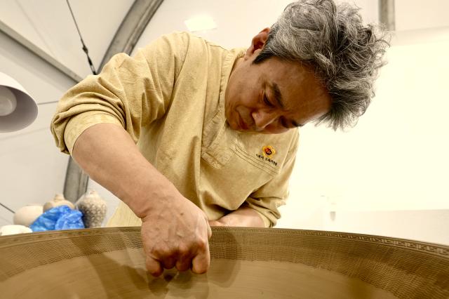 Master craftsman Yoo Yong-chul carves comb patterns using the inlaid technique at the Icheon Ceramic Festival held in Sindun-myeon Icheon April 29 2026 AJP Han Jun-gu