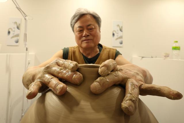 Master craftsman Kwon Tae-young shapes ceramics at the Icheon Ceramic Festival held in Sindun-myeon Icheon April 29 2026 AJP Han Jun-gu