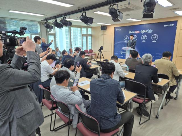 박승호 포항시장 예비후보가 30일 오전 11시 포항시청 브리핑룸에서 무소속 출마 공식 기자회견을 갖고 있다 사진박승호 후보 선거사무소