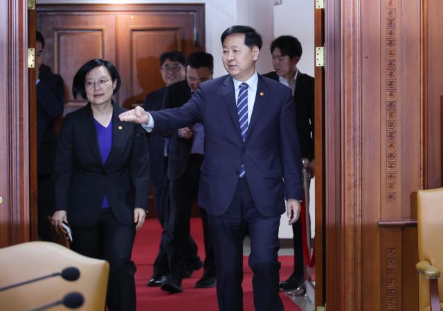 구윤철 부총리 겸 재정경제부 장관오른쪽이 30일 오후 서울 종로구 정부서울청사에서 열린 비상경제본부회의 겸 경제-대외경제관계장관회의에 입장하고 있다사진연합뉴스