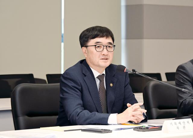 임기근 기획예산처 차관이 27일 경기 시흥 대모 엔지니어링을 방문 수출바우처지원사업 관련 점검 회의를 주재하고 있다사진기획예산처