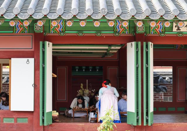 Participants take part in a royal cuisine experience during the special program “Yuju Spring in the Saenggwabang” at the Saenggwabang kitchen inside Gyeongbokgung Palace in Seoul on April 29 2026 AJP Yoo Na-hyun 20260429

