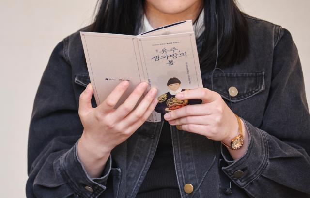 Participants take part in a royal cuisine experience during the special program “Yuju Spring in the Saenggwabang” at the Saenggwabang kitchen inside Gyeongbokgung Palace in Seoul on April 29 2026 AJP Yoo Na-hyun 20260429

