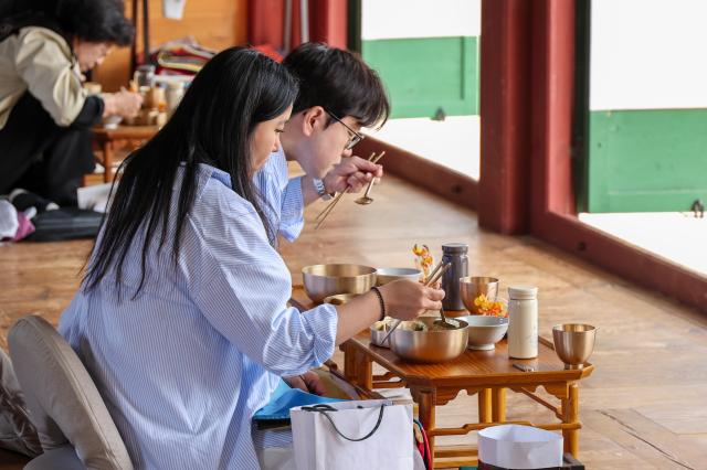 Participants take part in a royal cuisine experience during the special program “Yuju Spring in the Saenggwabang” at the Saenggwabang kitchen inside Gyeongbokgung Palace in Seoul on April 29 2026 AJP Yoo Na-hyun 20260429

