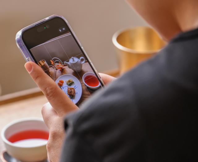Participants take part in a royal cuisine experience during the special program “Yuju Spring in the Saenggwabang” at the Saenggwabang kitchen inside Gyeongbokgung Palace in Seoul on April 29 2026 AJP Yoo Na-hyun 20260429

