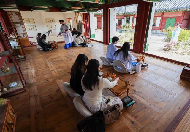 Participants take part in a royal cuisine experience during the special program “Yuju Spring in the Saenggwabang” at the Saenggwabang kitchen inside Gyeongbokgung Palace in Seoul on April 29 2026 AJP Yoo Na-hyun 20260429
